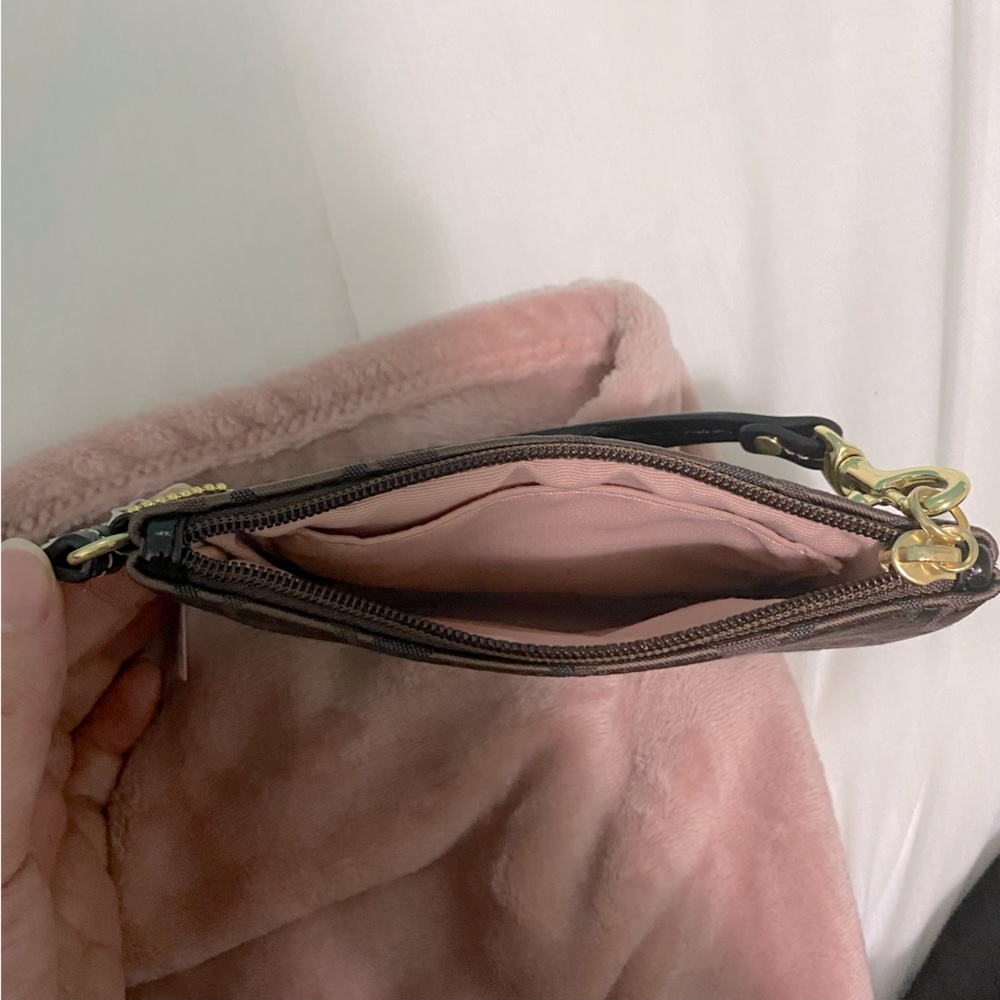 Coach wristlet - Picture 4 of 7